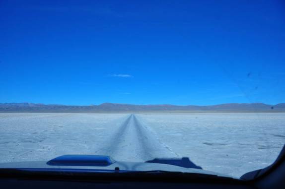 Trilha de carro atravessa parte de Salinas Grandes, no caminho para o Paso de Jama - Argentina